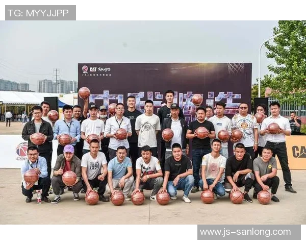 球迷在比赛日现场求婚，现场掌声不断